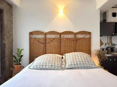 Un ou plusieurs lits dans un hébergement de l'établissement Le Mur de pierre, BNB Conciergerie
