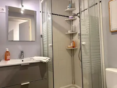 Salle de bains dans l'établissement Le Mur de pierre, BNB Conciergerie