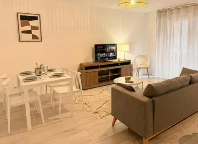 Télévision ou salle de divertissement dans l'établissement L'Épicurien Wilson - Parking gratuit, Wifi, Calme