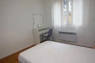 Un ou plusieurs lits dans un hébergement de l'établissement Chambre privée dans bel appartement lumineux