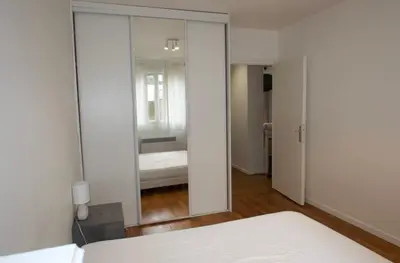 Un ou plusieurs lits dans un hébergement de l'établissement Chambre privée dans bel appartement lumineux