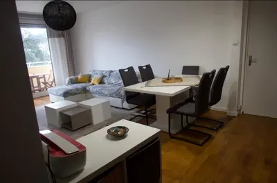 Coin salon dans l'établissement Chambre privée dans bel appartement lumineux