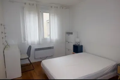 Un ou plusieurs lits dans un hébergement de l'établissement Chambre privée dans bel appartement lumineux