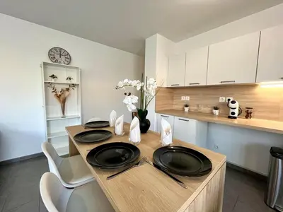 Cuisine ou kitchenette dans l'établissement Le Casual avec parking - 5 pers - Proche Gare Vénissieux - à 15 min de Lyon