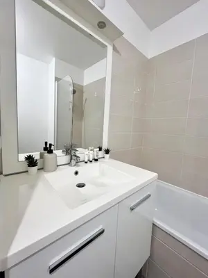 Salle de bains dans l'établissement Le Casual avec parking - 5 pers - Proche Gare Vénissieux - à 15 min de Lyon