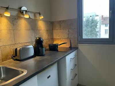 Cuisine ou kitchenette dans l'établissement Le Laurier Urbain, Studio Confort, Sérénité