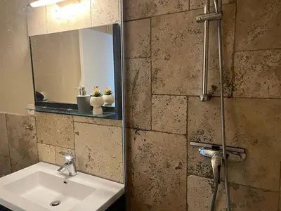 Salle de bains dans l'établissement Le Laurier Urbain, Studio Confort, Sérénité