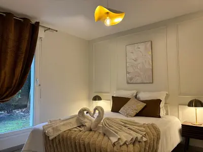 Un ou plusieurs lits dans un hébergement de l'établissement Emerald Chic - Terrace Fiber & Parking - 4 Guests