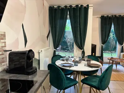 Coin salon dans l'établissement Emerald Chic - Terrace Fiber & Parking - 4 Guests