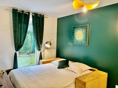 Un ou plusieurs lits dans un hébergement de l'établissement Emerald Chic - Terrace Fiber & Parking - 4 Guests