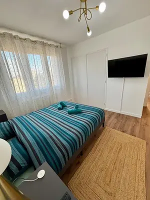 Télévision ou salle de divertissement dans l'établissement 2 Bedrooms, Tram, secure residence