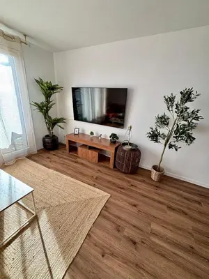 Télévision ou salle de divertissement dans l'établissement 2 Bedrooms, Tram, secure residence