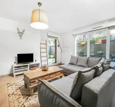 Télévision ou salle de divertissement dans l'établissement Bel appartement avec grande terrasse