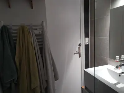 Salle de bains dans l'établissement Chambre Lyon 9 Gorge de Loup Ligne D