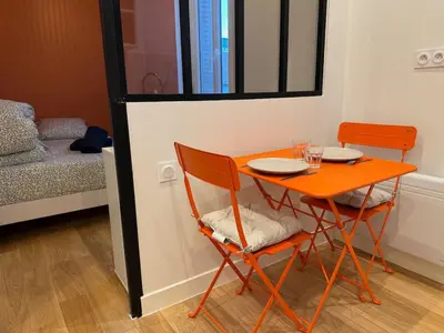 Coin salon dans l'établissement Modern and cozy studio - 4 people Villeurbanne