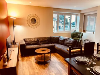 Coin salon dans l'établissement Chez soi - Apt entier - Choix 1 à 4 chambres avec Sdb privatives - Emplacement #1