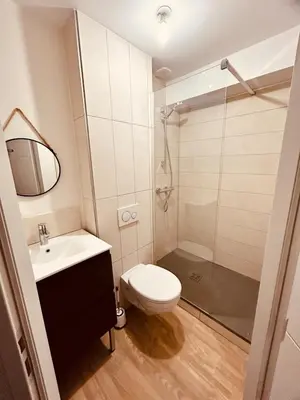 Salle de bains dans l'établissement Chez soi - Apt entier - Choix 1 à 4 chambres avec Sdb privatives - Emplacement #1