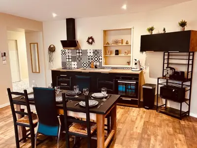 Cuisine ou kitchenette dans l'établissement Chez soi - Apt entier - Choix 1 à 4 chambres avec Sdb privatives - Emplacement #1