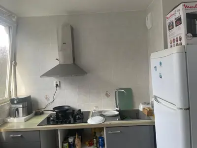 Cuisine ou kitchenette dans l'établissement Chambre dans un appartement en colocation