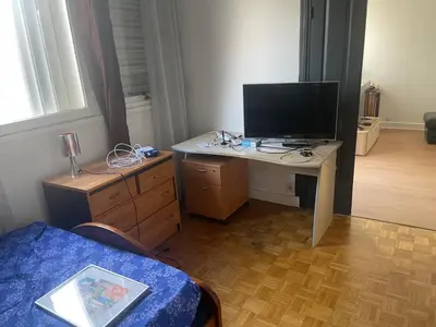 Télévision ou salle de divertissement dans l'établissement Chambre dans un appartement en colocation