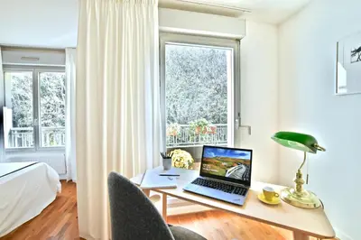 Télévision ou salle de divertissement dans l'établissement Chambre spacieuse et calme, chez Citizen Q