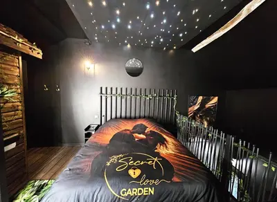 Un ou plusieurs lits dans un hébergement de l'établissement Secret Love Garden love room & spa privé