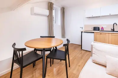 Cuisine ou kitchenette dans l'établissement L'appart Breztel & SPA Medipole