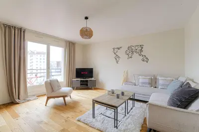 Télévision ou salle de divertissement dans l'établissement Chaleureux avec clim proche Tête d'Or