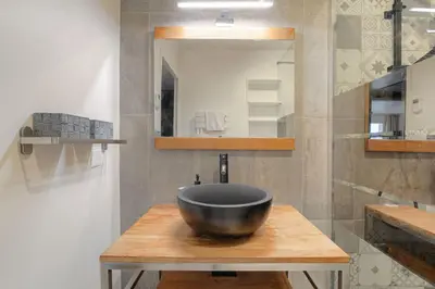 Salle de bains dans l'établissement Chaleureux avec clim proche Tête d'Or