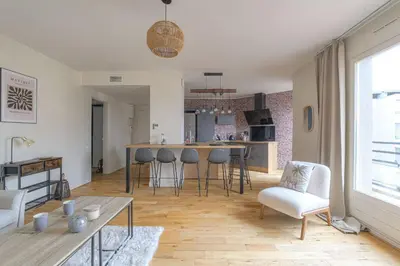 Cuisine ou kitchenette dans l'établissement Chaleureux avec clim proche Tête d'Or