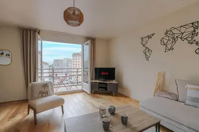 Télévision ou salle de divertissement dans l'établissement Chaleureux avec clim proche Tête d'Or