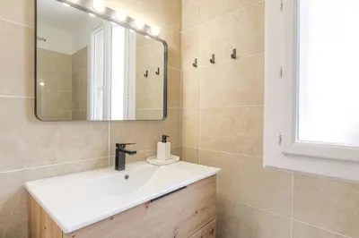 Salle de bains dans l'établissement T3 Lumineux & calme Proche Transports Lyon EST