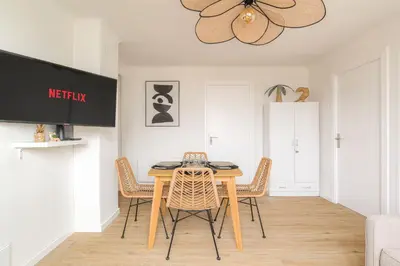 Télévision ou salle de divertissement dans l'établissement T3 Lumineux & calme Proche Transports Lyon EST