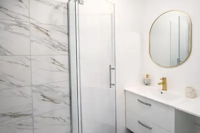 Salle de bains dans l'établissement Le Celestya, confort au bord du rhône avec terrasse