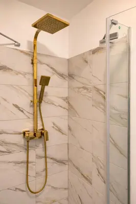 Salle de bains dans l'établissement Le Celestya, confort au bord du rhône avec terrasse