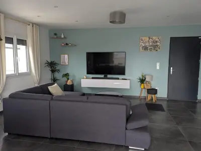 Télévision ou salle de divertissement dans l'établissement Villa au calme avec vue imprenable