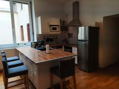 Cuisine ou kitchenette dans l'établissement Charmant T2 - Centre historique de Vienne