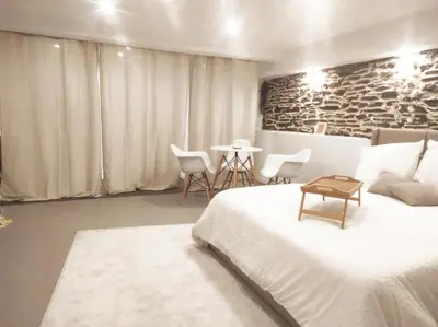 Un ou plusieurs lits dans un hébergement de l'établissement Suite Privé avec Spa haut de gamme, Salle de Cinéma, Massage etc