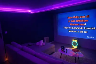 Télévision ou salle de divertissement dans l'établissement Suite Privé avec Spa haut de gamme, Salle de Cinéma, Massage etc