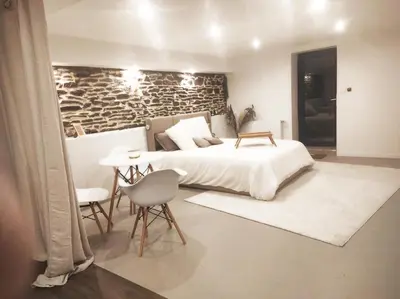Coin salon dans l'établissement Suite Privé avec Spa haut de gamme, Salle de Cinéma, Massage etc