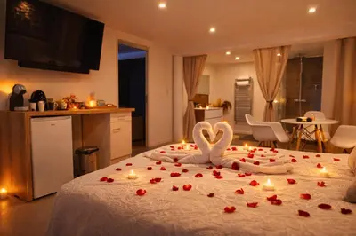 Un ou plusieurs lits dans un hébergement de l'établissement Suite Privé avec Spa haut de gamme, Salle de Cinéma, Massage etc