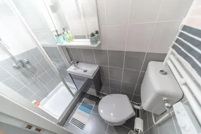 Salle de bains dans l'établissement Gratte-Ciel Studio Entièrement Rénové et Coquet Prêt-à-Vivre !