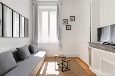 Télévision ou salle de divertissement dans l'établissement Le Refuge Calme absolu et terrasse privée