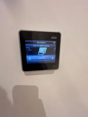 Télévision ou salle de divertissement dans l'établissement Maison à Chasse sur Rhône avec parking clos