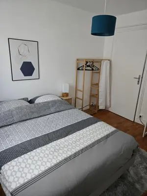 Un ou plusieurs lits dans un hébergement de l'établissement Chambre idéalement située