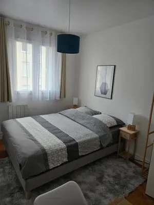 Un ou plusieurs lits dans un hébergement de l'établissement Chambre idéalement située