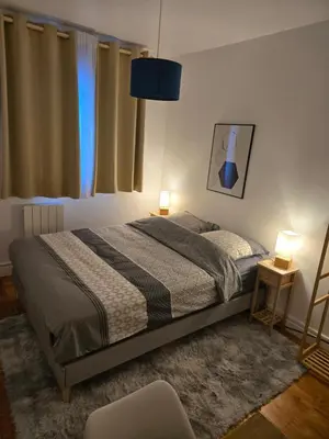 Un ou plusieurs lits dans un hébergement de l'établissement Chambre idéalement située