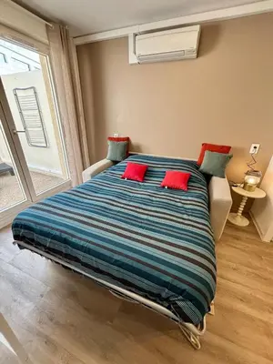 Un ou plusieurs lits dans un hébergement de l'établissement Studio Cosy et élégant avec Terrasse
