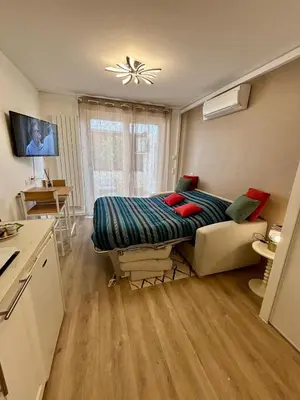Télévision ou salle de divertissement dans l'établissement Studio Cosy et élégant avec Terrasse