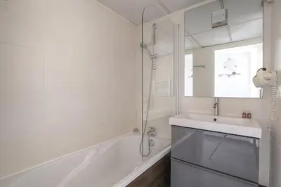Salle de bains dans l'établissement Résidence confort, terrasse, aux pieds du Métro Valmy
